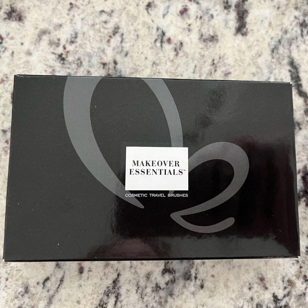 NIB ME Makeover Essentials Black Brush Set Compact
